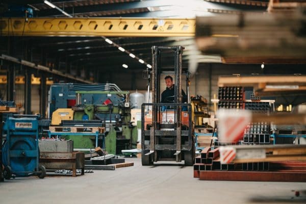 Een medewerker van edibo rijdt op een heftruck door het magazijn van edibo zelf.