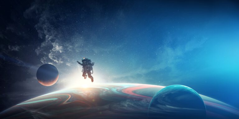 Een astronaut die boven de aarde zweeft, tussen andere planeten.
